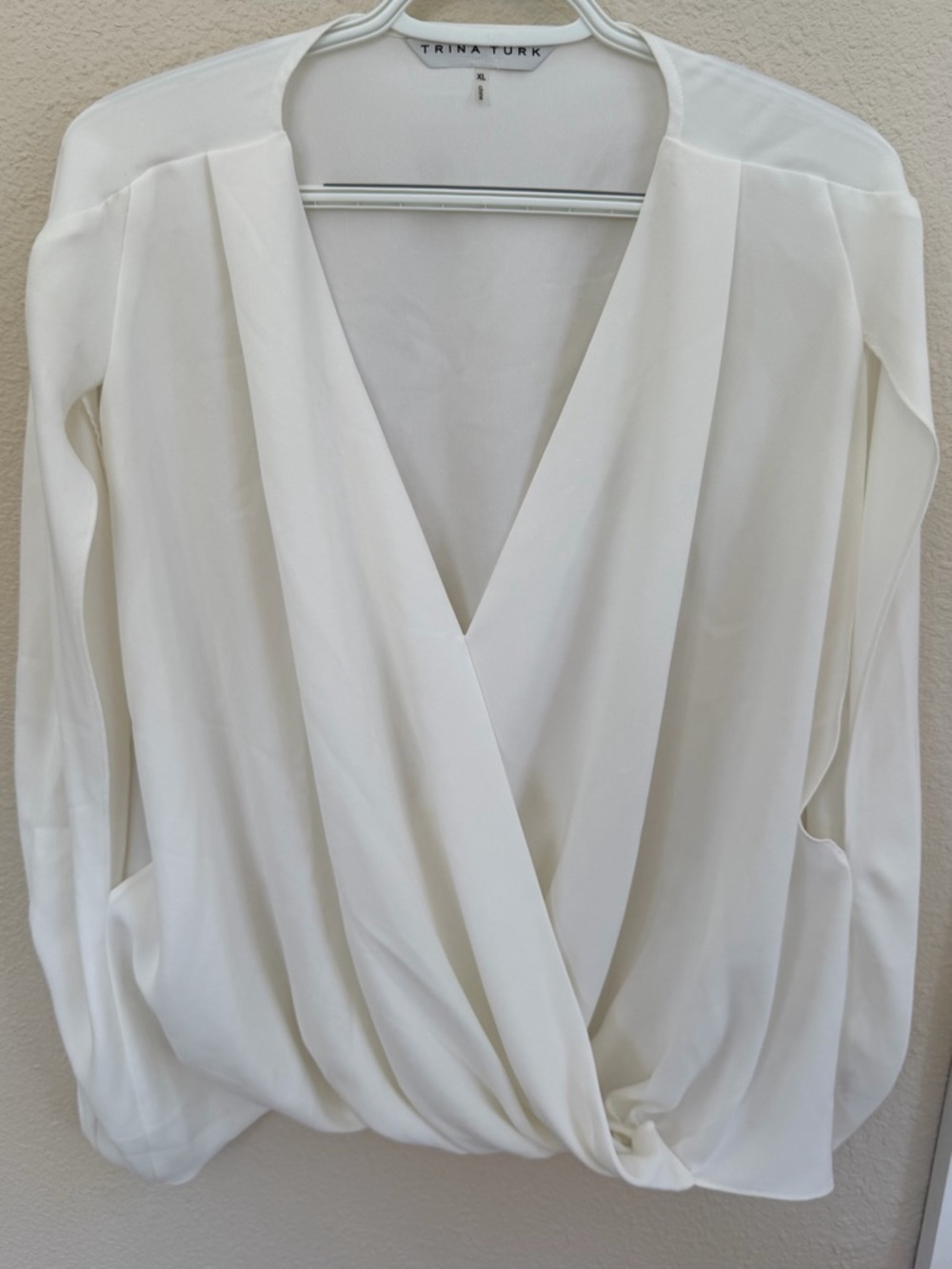 White Trina Turk LA Blouson Top. EUC Size XL